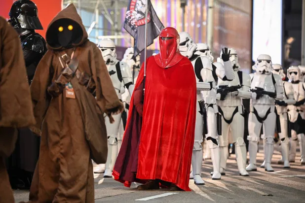 المشاركون الذين يرتدون أزياء حرب النجوم في هونغ كونغ (أ.ف.ب)
