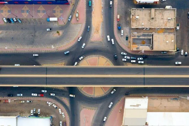 تقوم الهيئة العامة للطرق على تحقيق منجزات متسارعة لرفع كفاءة شبكة الطرق في السعودية (واس)