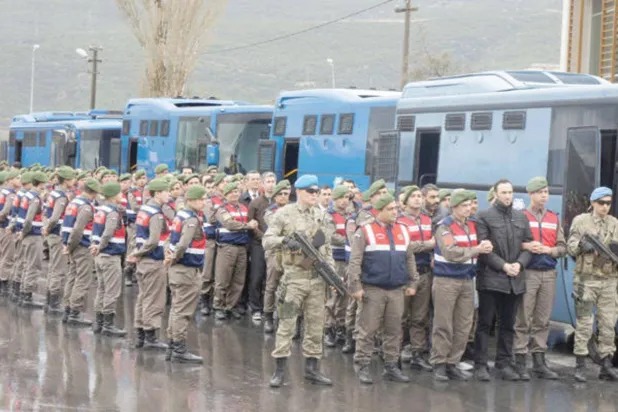 صورة أرشيفية لجنود متهمين بالاشتراك في المحاولة الانقلابية تم اصطحابهم إلى المحكمة بعد فشل ذلك (رويترز)