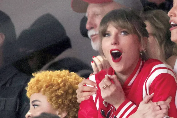 تايلور سويفت تشجّع من المدرجات (رويترز)