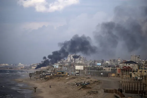 غزہ کی پٹی پر اسرائیلی حملوں کے نتیجے میں دھواں اٹھ رہا ہے (ای پی اے)