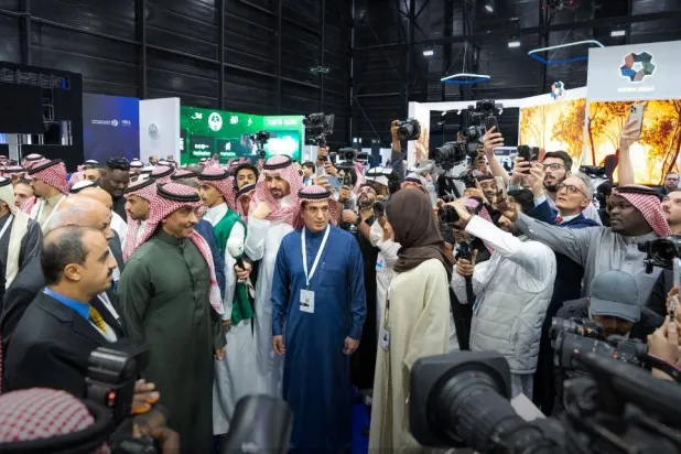 وزير الإعلام سلمان الدوسري ووزير الاتصالات وتقنية المعلومات المهندس عبد الله السواحه في جولة لأقسام معرض مستقبل الإعلام (المنتدى السعودي للإعلام)