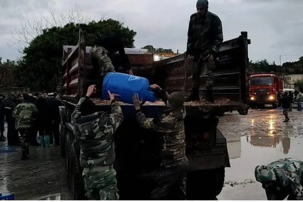 لاذقیہ میں طوفانی بارش کے بعد گیس سلنڈر کو بچانے کی کوشش کی جا رہی ہے (سانا)