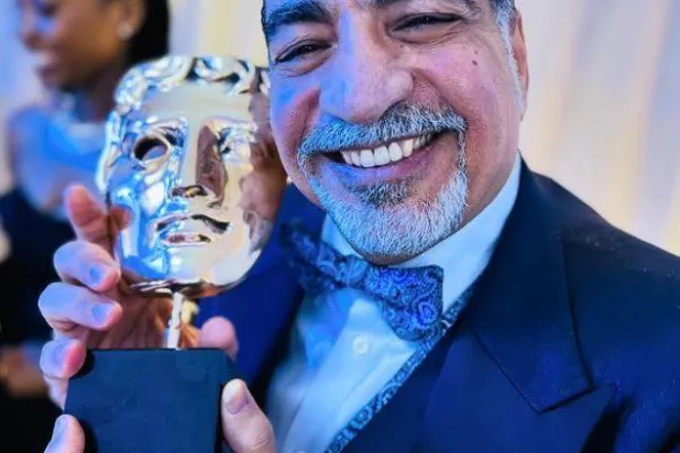 الفنان سيد بدرية وهو يحمل الجائزة (حسابه الشخصي - «إنستغرام»)