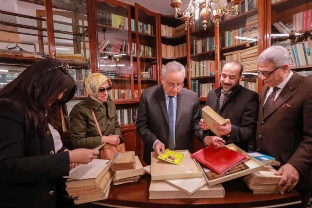 وفد مكتبة الإسكندرية داخل مكتبة نجيب محفوظ (مكتبة الإسكندرية)