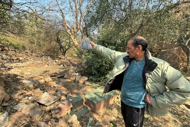 في هذه الصورة التي التُقطت في 6 فبراير 2024 رجل يدلّ على ضريح الصوفي الحاج روزبيه المهدم في نيودلهي (أ.ف.ب)