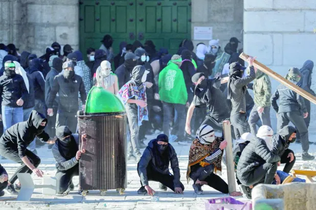 مواجهات بين فلسطينيين وقوات الأمن الإسرائيلية بباحات المسجد الأقصى في رمضان الماضي 2023 (أ.ف.ب)