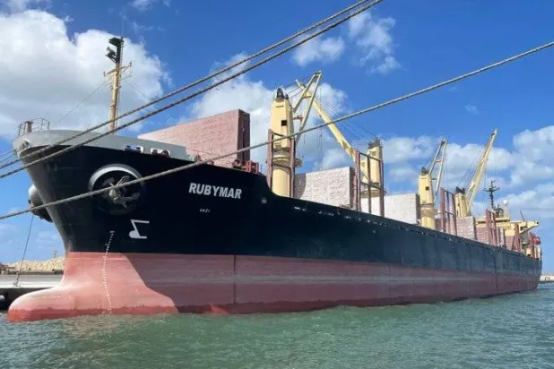 صورة متداولة للسفينة البريطانية الغارقة في خليج عدن جرَّاء قصف الحوثيين (إكس)