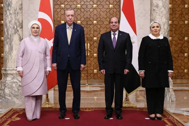 الرئيسان المصري والتركي وقرينتاهما في قصر الاتحادية الرئاسي بالقاهرة (أ.ف.ب)