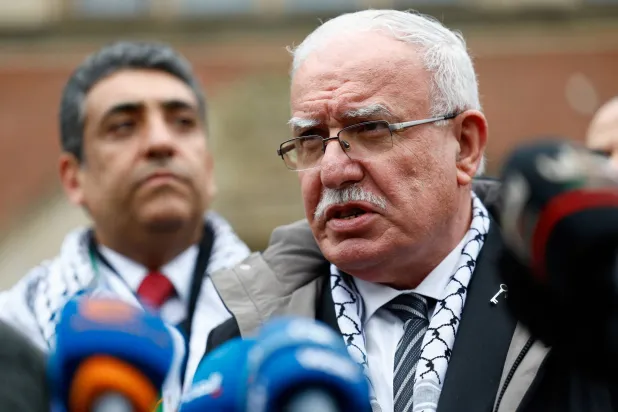 وزير الخارجية الفلسطيني رياض المالكي يدلي بتصريحات لوسائل الإعلام (الاثنين) أمام محكمة العدل الدولية في لاهاي (رويترز)