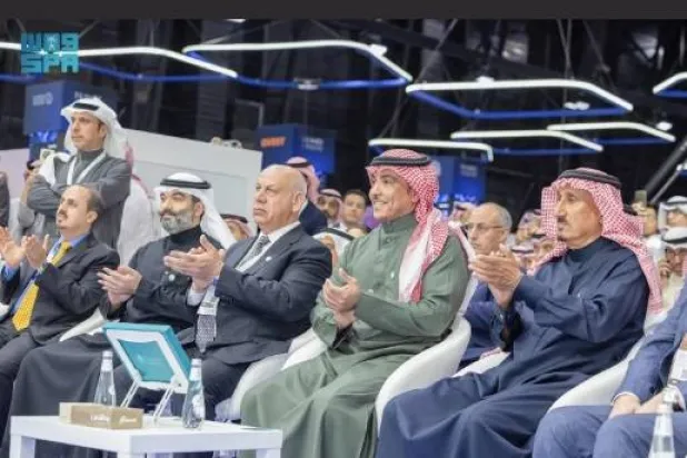 وزير الإعلام سلمان الدوسري خلال تدشينه منصة «سعوديبيديا» (واس)