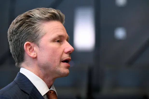 وزير الدفاع السويدي بال جونسون يحضر اجتماع وزراء دفاع مجلس «الناتو» وأوكرانيا في مقر «الناتو» ببروكسل في 15 فبراير 2024 (أ.ف.ب)