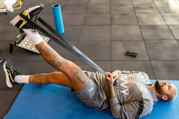 نيمار خلال استشفائه في مقر نادي الهلال (نادي الهلال)