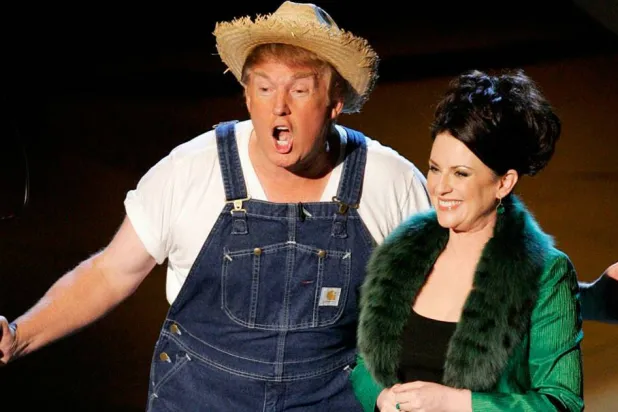 دونالد ترمب مقدّماً وصلة غنائية خلال حفل جوائز «إيمي» عام 2005 (أ.ب)