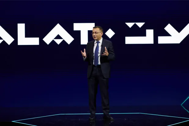 أميت ميد متحدثًا للحضور خلال حفل إطلاق شركة «آلات» (الشرق الأوسط)