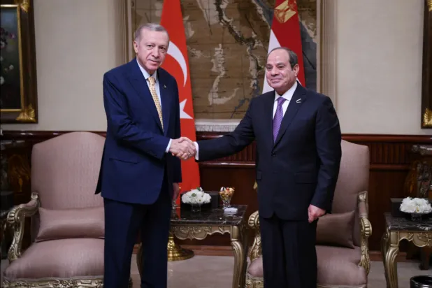 السيسي يصافح إردوغان خلال زيارته إلى القاهرة الأسبوع الماضي (الرئاسة المصرية)