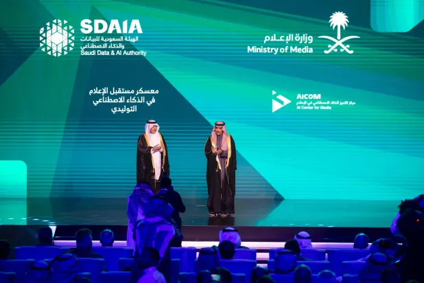 وزير الإعلام ورئيس «سدايا» أثناء التدشين (يزيد السمراني)