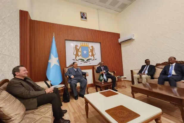 استقبال وفد من جامعة الدول العربية لدى وصوله إلى الصومال (وكالة الأنباء الصومالية)