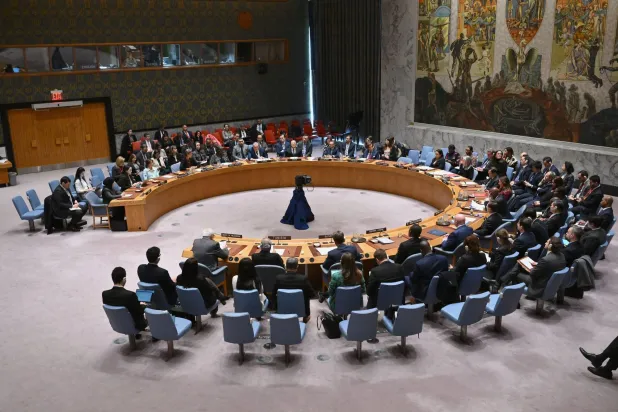 أعضاء مجلس الأمن خلال جلسة للتصويت على مشروع قرار جزائري (أ.ف.ب)