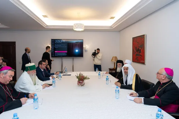 الطاولة المستديرة لأتباع الأديان تستضيف الأمين العام لرابطة العالم الإسلامي (الشرق الأوسط)