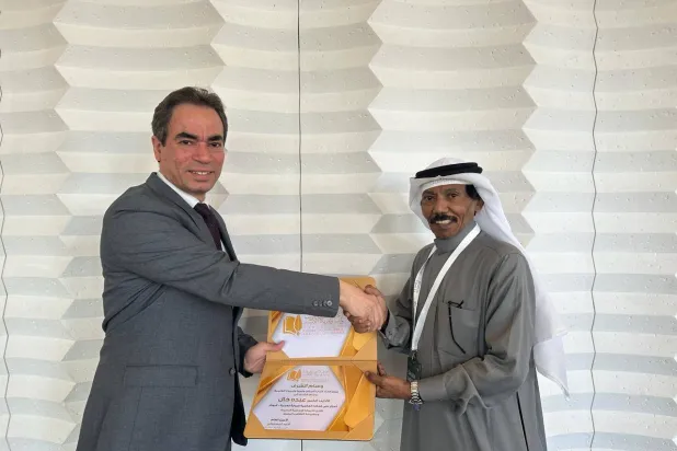 المسلماني يُسّلم الكاتب عبده خال «وسام شرف» اتحاد كتّاب أفريقيا وآسيا