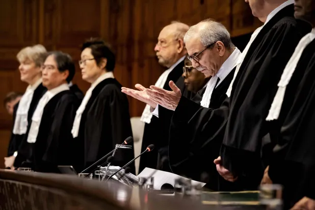 رئيس محكمة العدل الدولية نواف سلام خلال جلسة في لاهاي حول العواقب القانونية للاحتلال الإسرائيلي على الأراضي الفلسطينية المحتلة (أ.ف.ب)