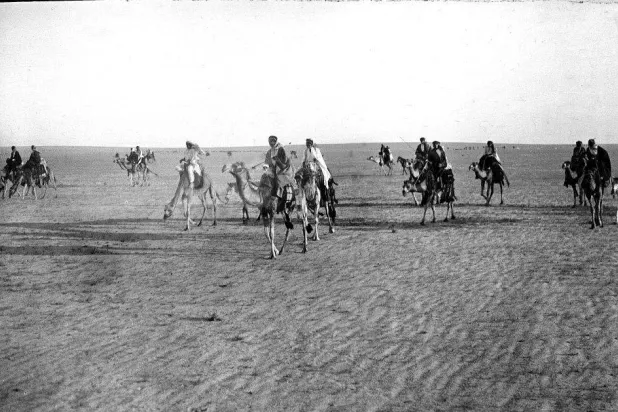 مسافرون في الصحراء (الشرق الأوسط)