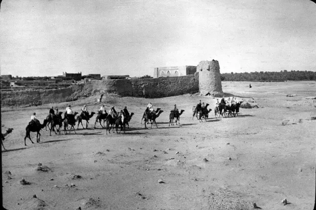 قافلة تسير خارج الدرعية (الشرق الأوسط)