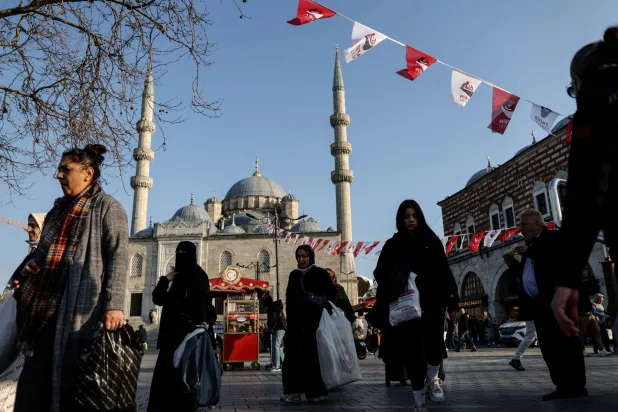 أشخاص يسيرون في أحد شوارع إسطنبول 21 فبراير 2024 (إ.ب.أ)