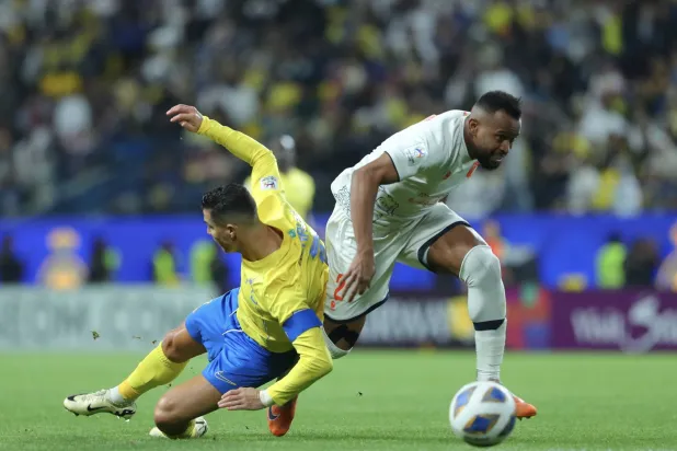 رونالدو يتعثر في إحدى الهجمات النصراوية (تصوير: عبد العزيز النومان)