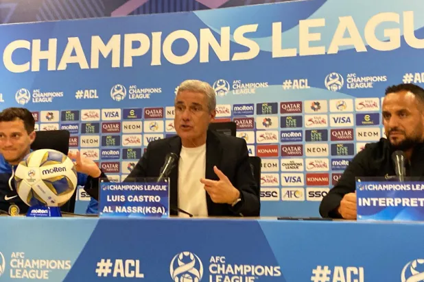 كاسترو مدرب النصر ومواطنه أوتافيو في المؤتمر الصحافي (الشرق الأوسط)
