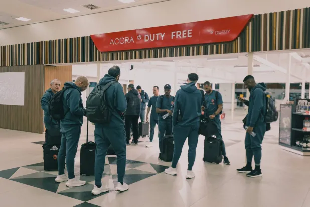 بعثة الأهلي المصري لدى نزولها مطار أكرا (النادي الأهلي)