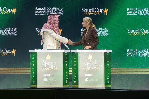 المقرن وجين ماكجيفرن بعد توقيعهما عقد الشراكة (واس)