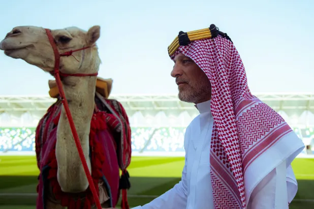 الكرواتي بيليتيتش في لقطة مع جمل من قلب ملعب الفتح (نادي الفتح)