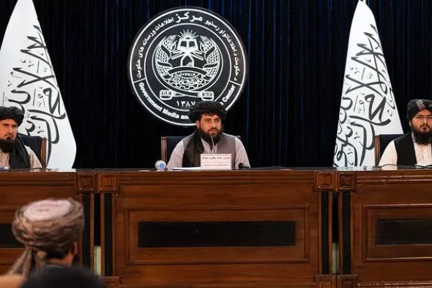 رئيس أركان الجيش قاري فصيح الدين فطرت (يسار) ووزير الدفاع الأفغاني بالإنابة محمد يعقوب مجاهد (وسط) والمتحدث باسم وزارة دفاع «طالبان» عناية الله خوارزمي يتحدثون خلال مؤتمر صحافي بكابل في 28 أغسطس 2022 (متداولة)