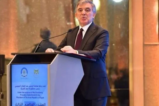 الرئيس التركي السابق عبد الله غل متحدثاً أمام المنتدى الثالث لثقافة السلام العادل المنعقد في القاهرة (إكس)