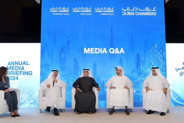 عبد العزيز الغرير رئيس «غرف دبي» وعمر العلماء رئيس «غرفة دبي للاقتصاد الرقمي» وسلطان بن سليّم رئيس «موانئ دبي» ومحمد لوتاه مدير عام غرف دبي خلال اللقاء السنوي (الشرق الأوسط)