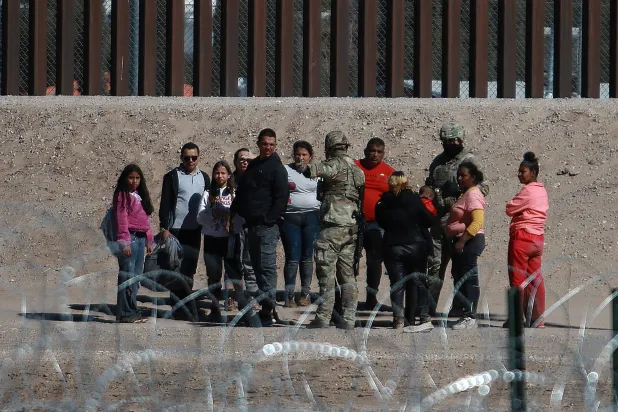 حرس تكساس الوطني يمنع تقدّم مهاجرين يحاولون عبور الحدود 18 فبراير (إ.ب.أ)