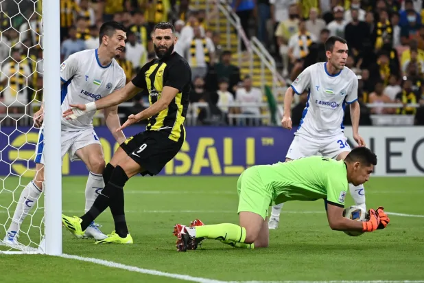 بنزيمة أخفق في هز الشباك الأوزبكية خلال المواجهة الآسيوية (تصوير: علي خمج)