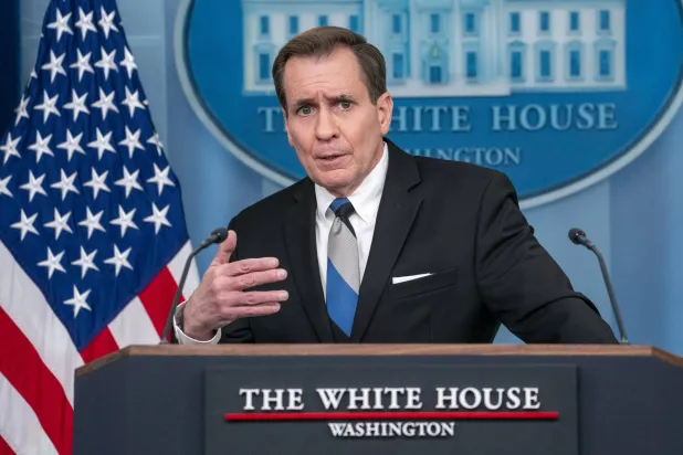 منسق مجلس الأمن القومي للاتصالات الاستراتيجية جون كيربي يتحدث في مؤتمر صحافي بالبيت الأبيض في العاصمة الأميركية واشنطن في 15 فبراير 2024 (إ.ب.أ)