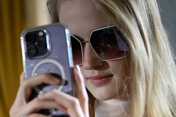 تنصح شركة «أبل» بعدم تجفيف الهاتف الذي تعرض للماء والبلل داخل طبق أرز (إ.ب.أ)