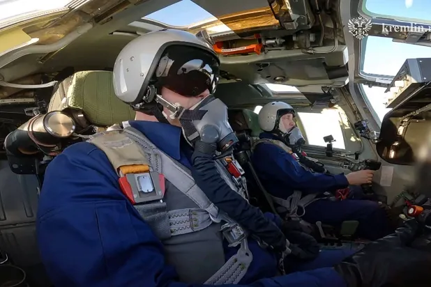 

پوتین قبل از پرواز با هواپیمای بمب افکن به روز شده Tu-160M دیروز (AFP)