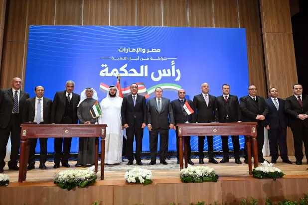 صورة مجمعة عقب توقيع «أكبر صفقة استثمار بين مصر والإمارات» (مجلس الوزراء المصري)