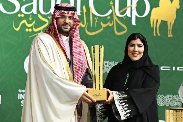 الأمير فهد بن خالد بن سلطان لدى تسلمه كأس شوط المنيفة (تصوير: بشير صالح)