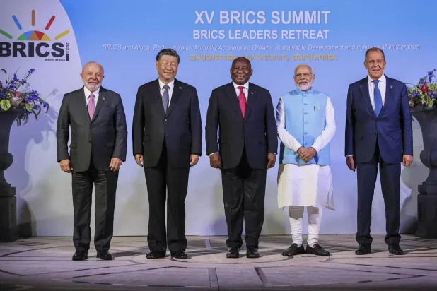 ممثلو الدول الخمس في جوهانسبورغ، قبل التوسيع، وقد مثل روسيا وزيرخارجيتها سيرغي لافروف (رويترز)