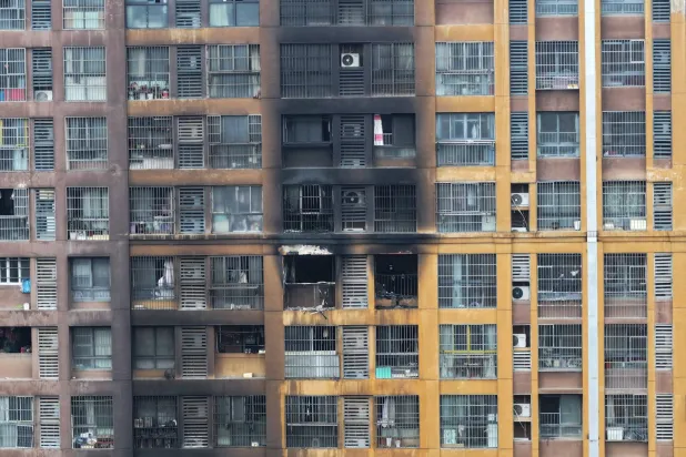 لقطة جوية للحريق الذي طال مبنى سكنيا في مدينة نانجينغ بمقاطعة جيانغسو (أ.ف.ب)