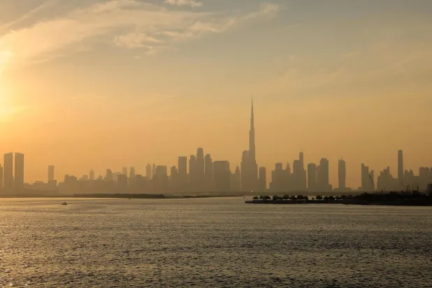 أشارت «فاتف» إلى استكمال الإمارات تنفيذ جميع التوصيات الـ15 الواردة في خطة عملها (أ.ف.ب)