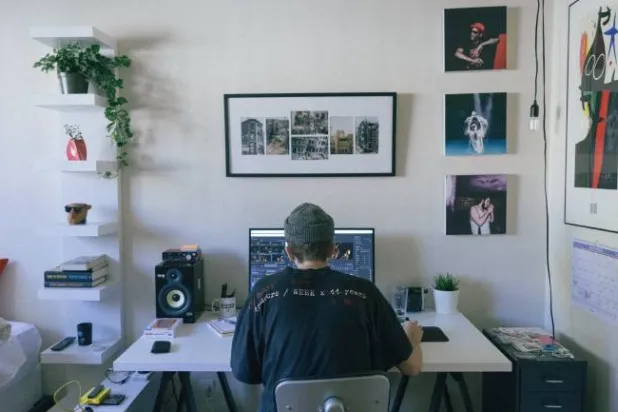 من المتوقع أن تؤدي هذه القضية إلى تأجيج الحجج لعودة العمال إلى مكاتبهم (رويترز)