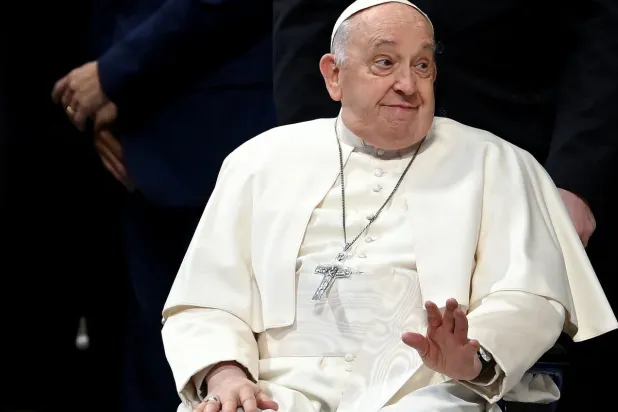 البابا فرنسيس يشارك في أحد المراسم بالفاتيكان (أ.ف.ب)