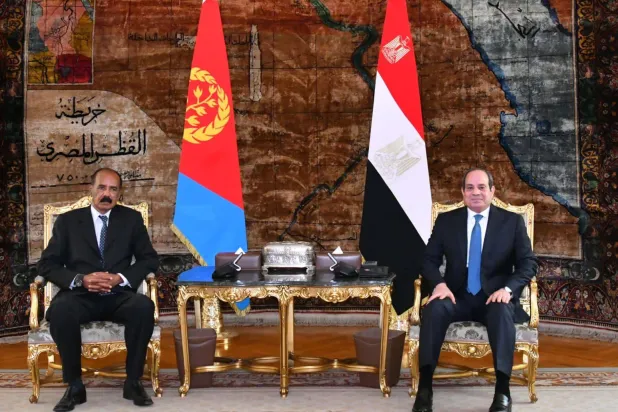 الرئيسان المصري عبد الفتاح السيسي والإريتري أسياس أفورقي في قصر الاتحادية (الصفحة الرسمية للمتحدث باسم الرئاسة)